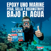 Buzo bajo el agua sosteniendo el Epoxy UNO Marine Fusion Epoxy de 100 g, que pega, sella y reconstruye bajo el agua y en condiciones húmedas, secado en 45 minutos